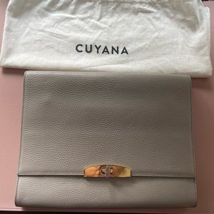 Cuyana Large Pebbled Leather Clutch in Grey